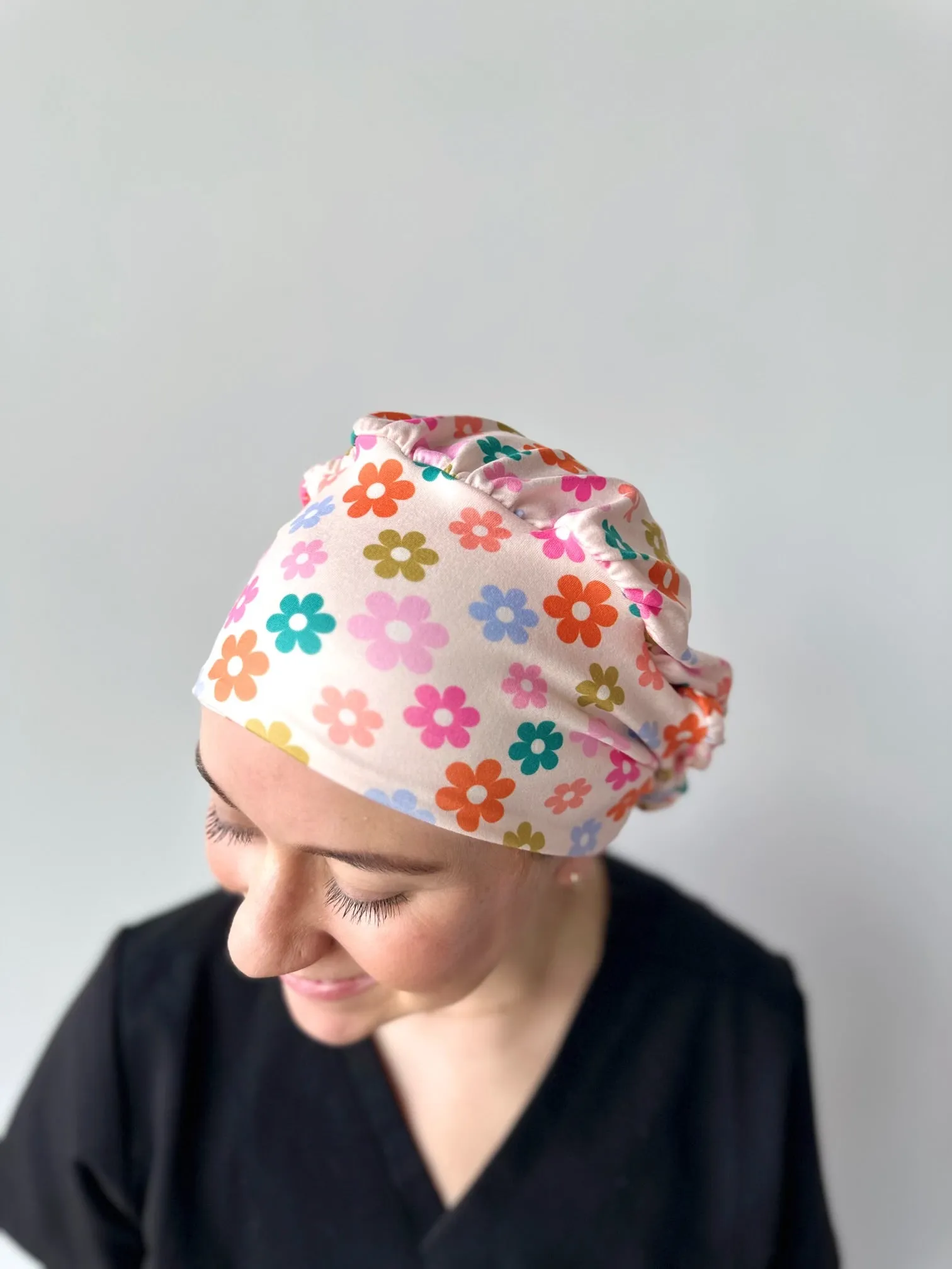 DuoStyle Scrub Hat - Groovy Multicolor Daises
