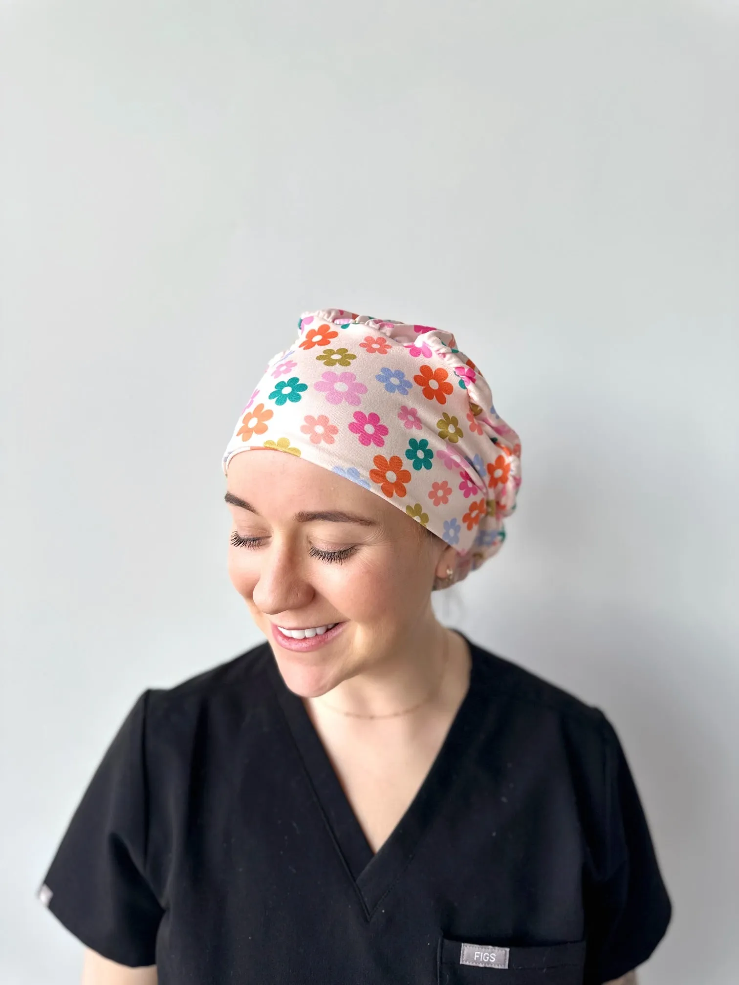 DuoStyle Scrub Hat - Groovy Multicolor Daises