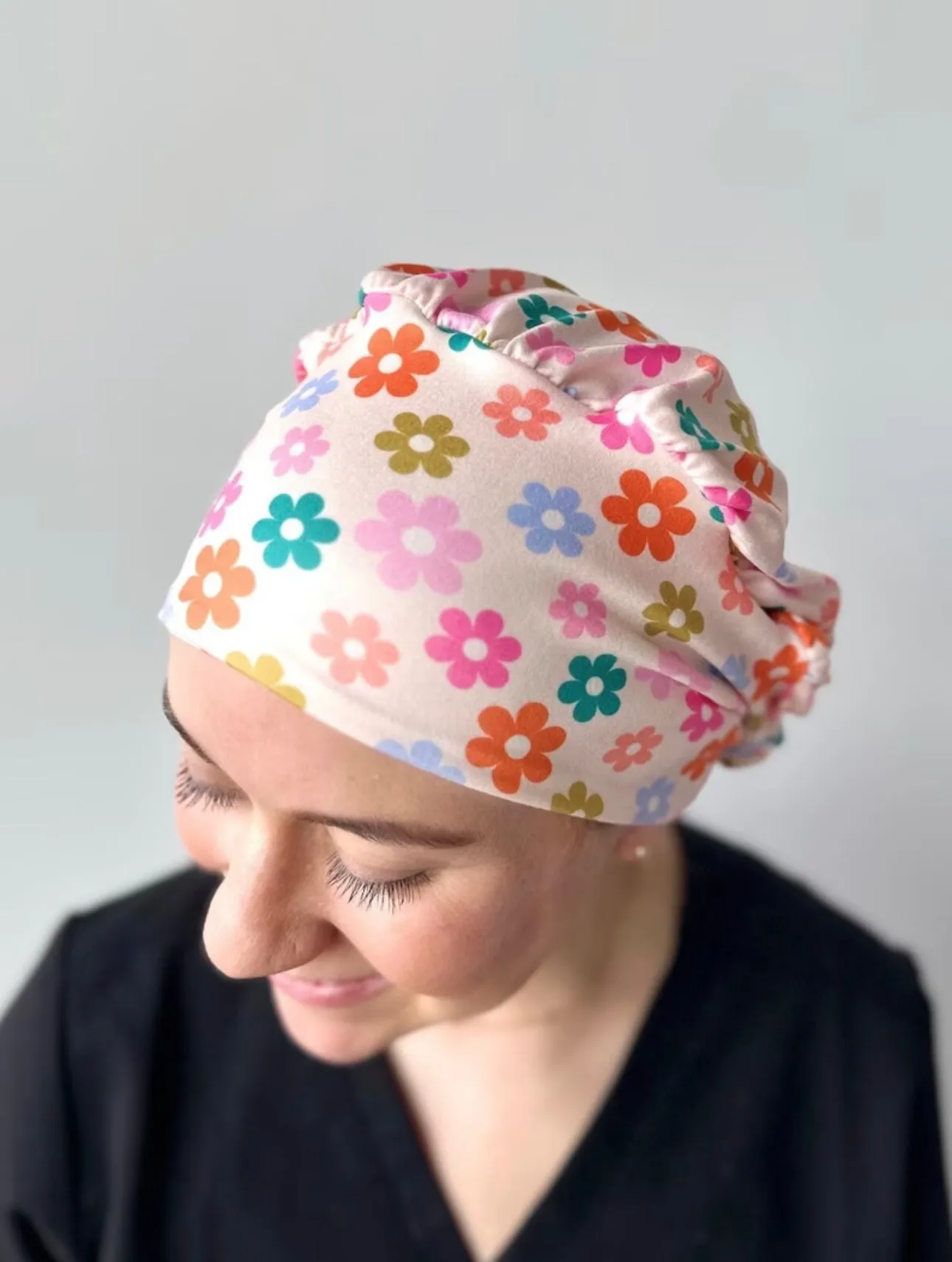 DuoStyle Scrub Hat - Groovy Multicolor Daises