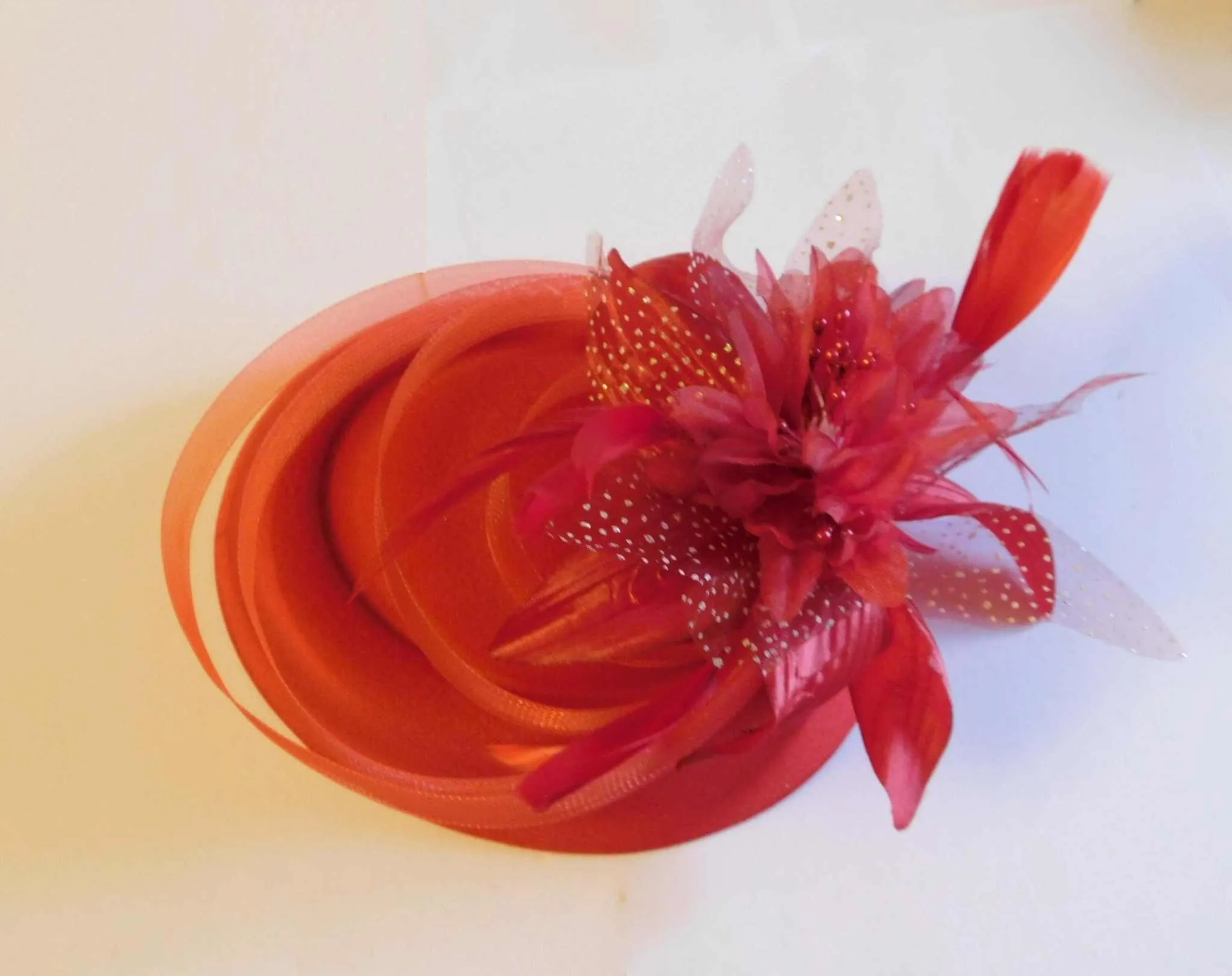 RED FASCINATOR HAT, 40s 50s Feather. Pillbox hatinator #Red  Race,Cocktail,Ladies day,Ascot hat.